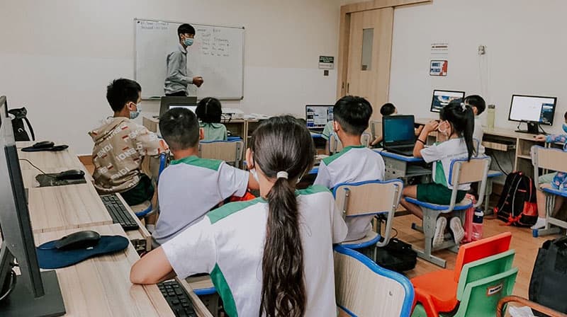 Teachers in a digital training workshop